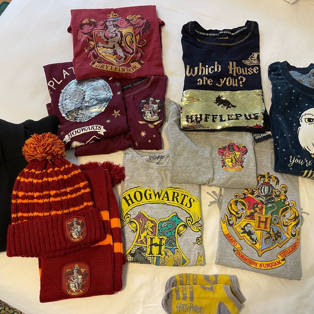 Harry Potter 10 items:t-shirts, sweatshirt, hat & scarf,g sizes XS-M offers W